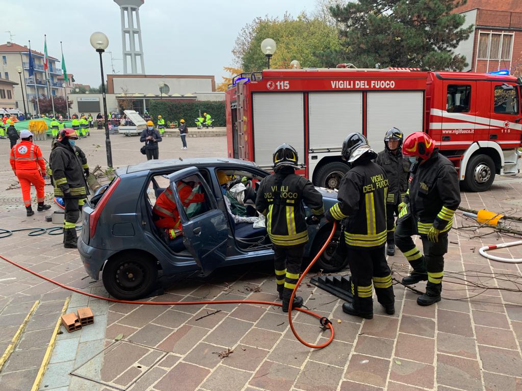 Esercitazione 15mo anniversario Protezione Civile Vignate 13 Novembre 2021 Vigili del Fuoco Ambulanze Esercitazione Vigili del Fuoco Gorgonzola Melegnano Ambulanza Estricazione Taglio Cesoie Automobile