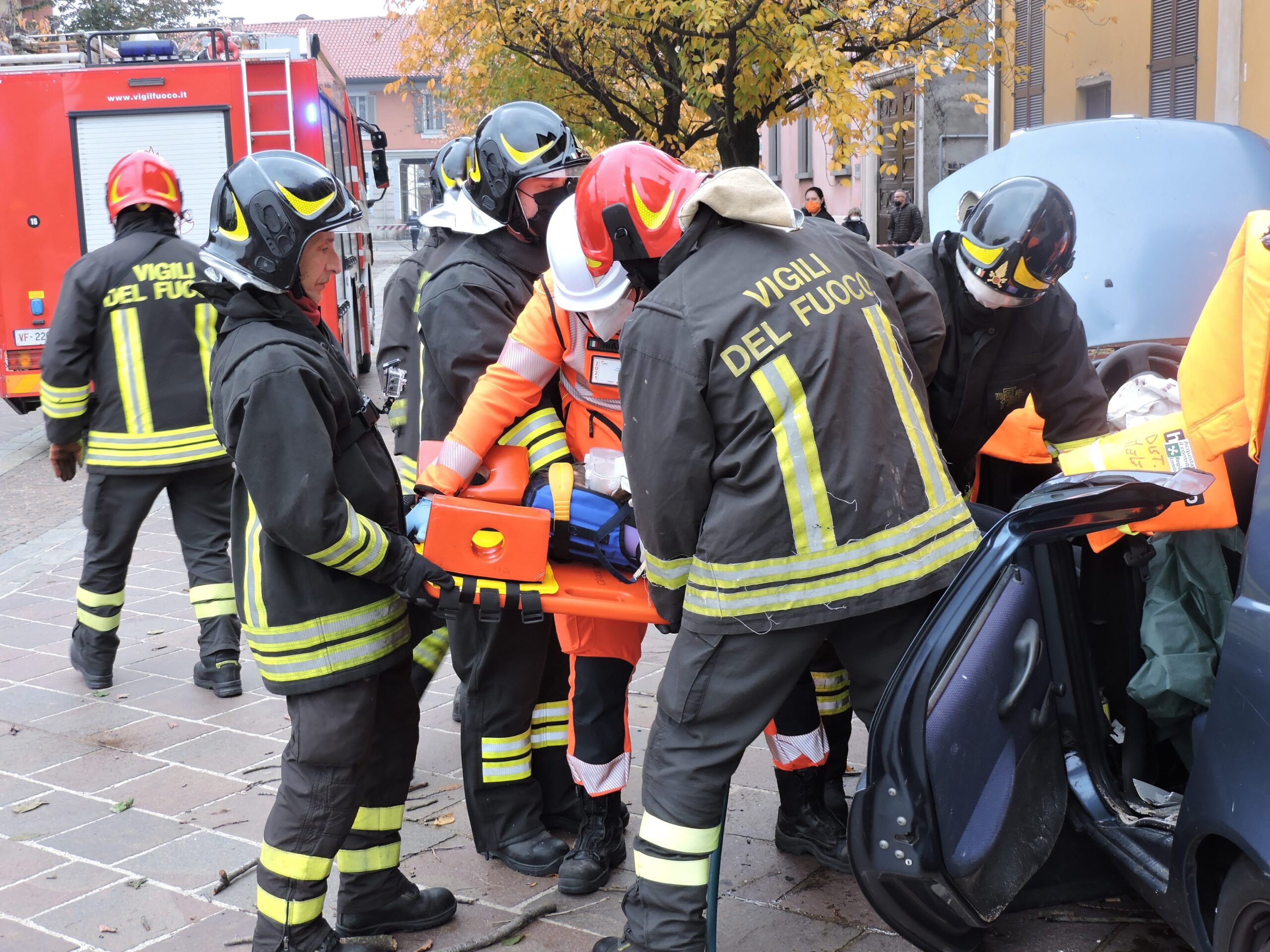 Esercitazione Protezione Civile Vignate soccorso auto Vigili del Fuoco